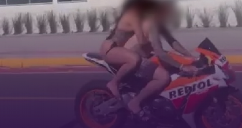 PILOTO COM CARONA DE BIQUÍNI EM SC SÃO FLAGRADOS SEM CAPACETE