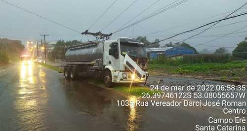 Poste de energia elétrica é atingido por caminhão no Oeste
