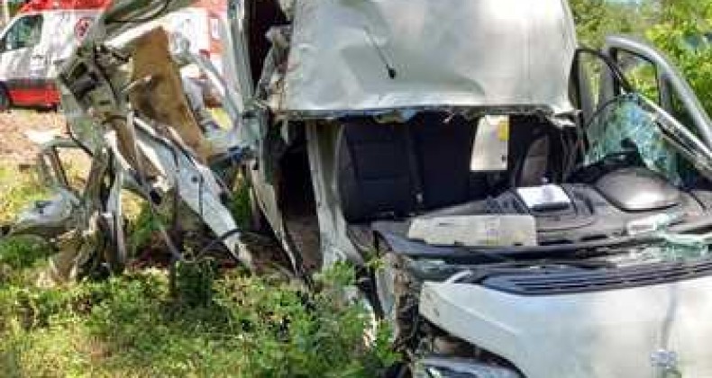Van fica destruída em saída de pista na SC-283, motorista foi socorrido