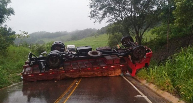 CAMINHÃO TOMBA SOB RODOVIA E INTERROMPE PASSAGEM DE VEÍCULOS