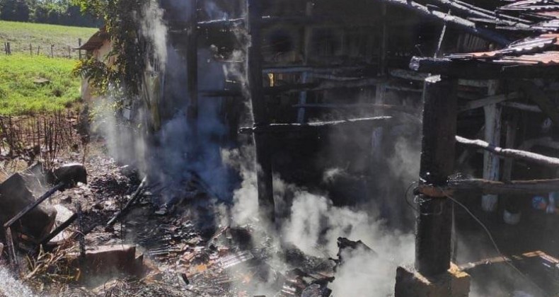 CORPO DE BOMBEIROS ATENDEU OCORRÊNCIA DE INCÊNDIO EM SAUDADES