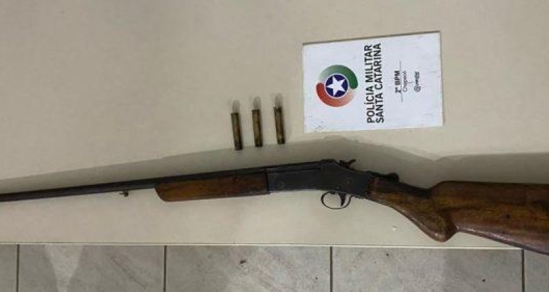 Homem é preso por posse ilegal de arma de fogo no interior de Chapecó