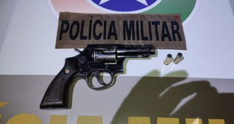 Homem joga revólver pela janela ao ser abordado pela PM