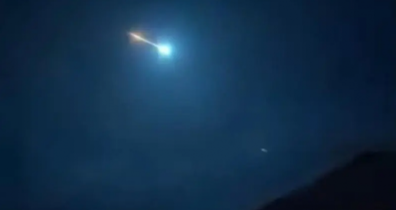 Meteoro atravessa o céu e impressiona moradores de Goiás.