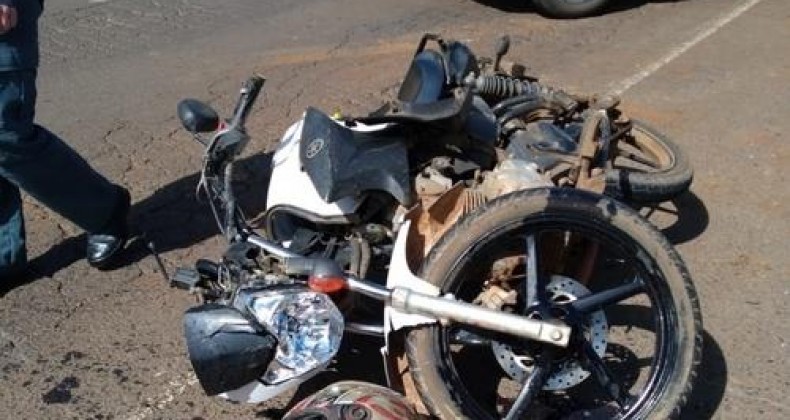 Motociclista é socorrido em estado grave após colidir em caminhonete