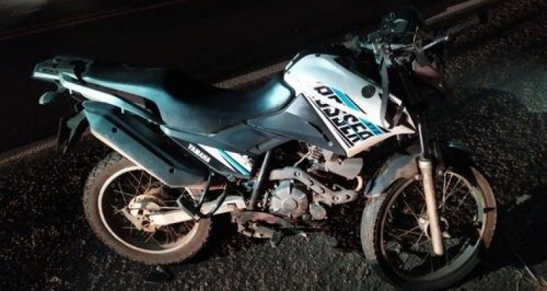Motociclista sofre ferimentos graves em colisão traseira com caminhão