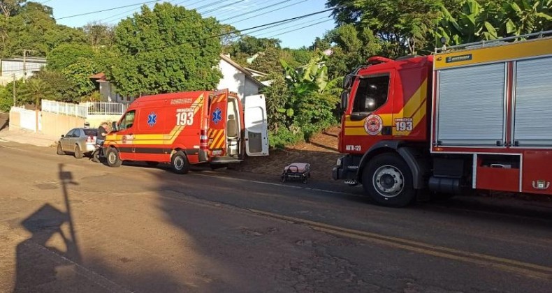 MOTOQUEIRO TEM FERIMENTOS LEVES APÓS COLISÃO EM CARRO EM NOVA ERECHIM