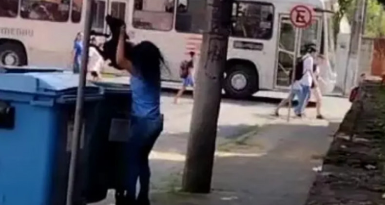 Mulher é flagrada jogando cachorro no lixo em SC; polícia investiga
