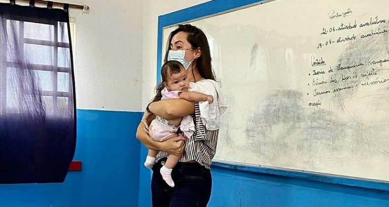 PROFESSORA SEGURA BEBÊ DE ALUNA ADOLESCENTE PARA ELA ESTUDAR