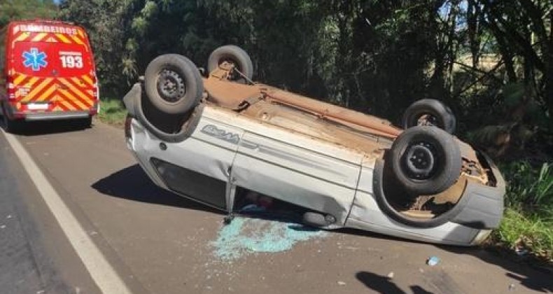 Quatro crianças são socorridas após capotamento de carro na BR-282