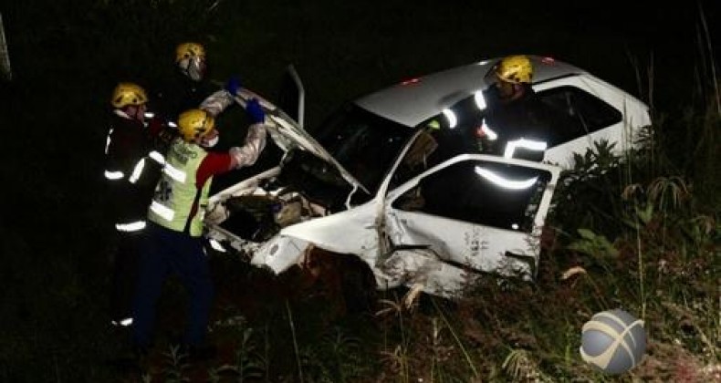 Acidente de carro deixa homem preso nas ferragens na BR-282