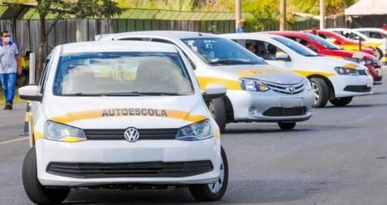 Aulas em autoescola podem deixar de ser obrigatórias para tirar a CNH