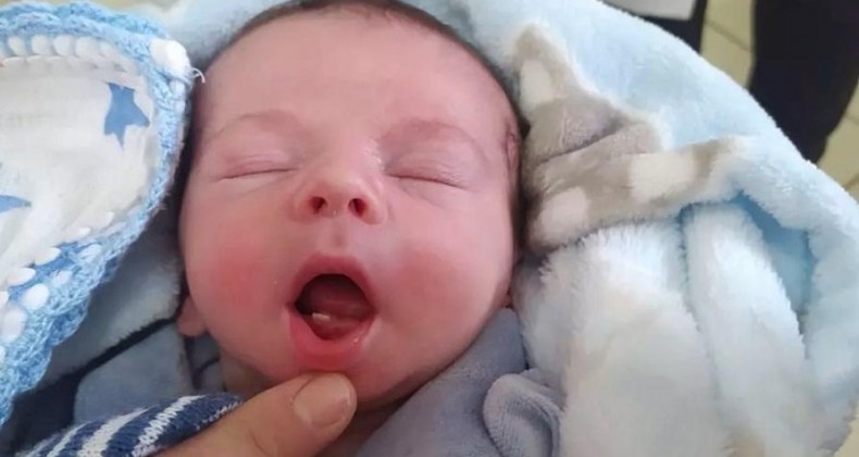 BEBÊ NASCE COM DENTE, SURPREENDE PAIS E VIRA ATRAÇÃO