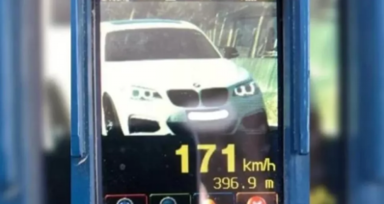 BMW de Balneário Camboriú é flagrada a 171 km/h em rodovia de SC