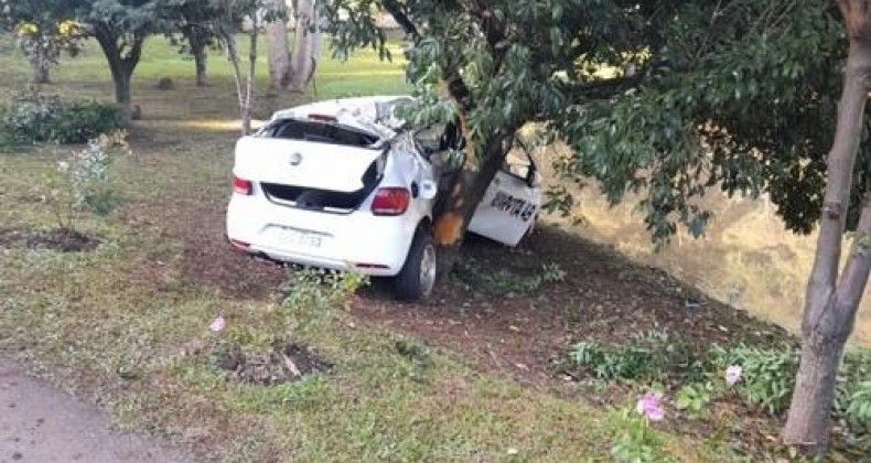 Carro sai da pista, colide em árvore e deixa quatro feridos no Oeste