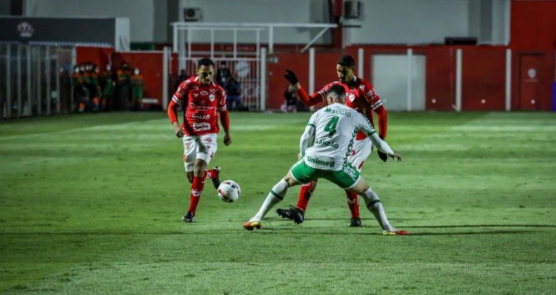 Chape e Vila Nova empatam sem gols em Goiânia