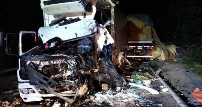 Colisão lateral entre caminhões deixa vítima fatal na BR-470