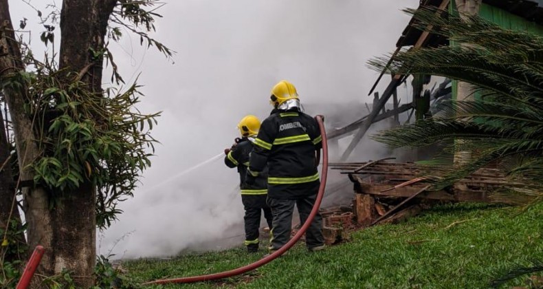 Corpo é encontrado carbonizado após incêndio em residência em Quilombo