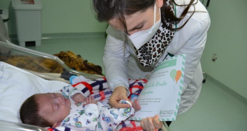 DEPOIS DE TRÊS MESES DE INTERNAÇÃO, BEBÊ PODE VOLTAR PARA CASA