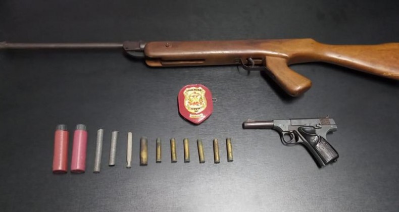 EM PINHALZINHO, POLÍCIA PRENDE MULHER POR POSSE DE ARMA DE FOGO