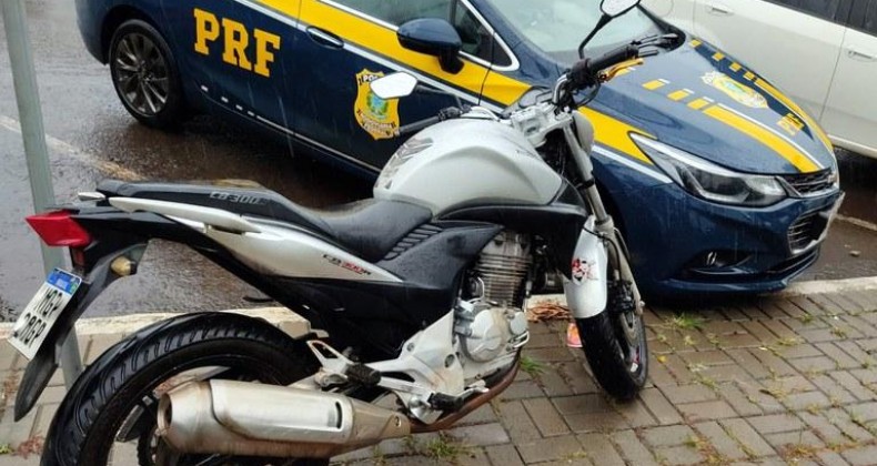 ‘FUJÃO’ TENTA ESCAPAR COM MOTO ROUBADA E ACABA ALCANÇADO
