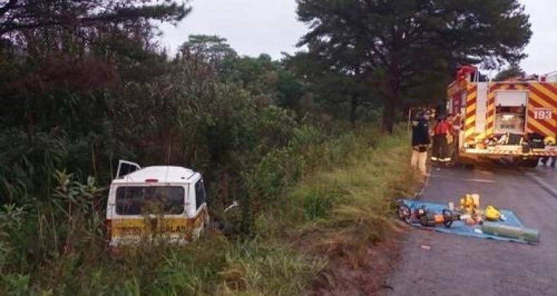 Homem morre após colisão entre van escolar e carreta na BR-470