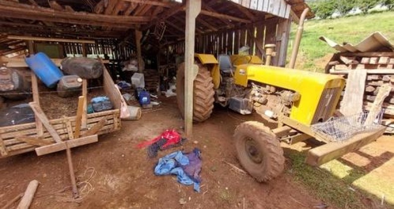 Jovem é prensado por trator contra pilar de galpão no interior de SMO