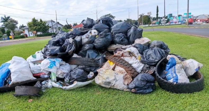 Mais de mil kg de lixo são recolhidos à margem da BR em Nova Erechim