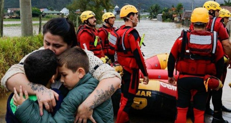 MAU TEMPO DEIXA RASTRO DE DESTRUIÇÃO EM 26 CIDADES DE SC