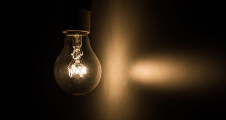 Ministro negocia acordo para suspensão de reajuste da conta de luz