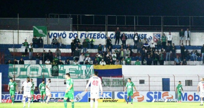 No clássico catarinense, Chapecoense e Brusque empatam no Augusto Bauer