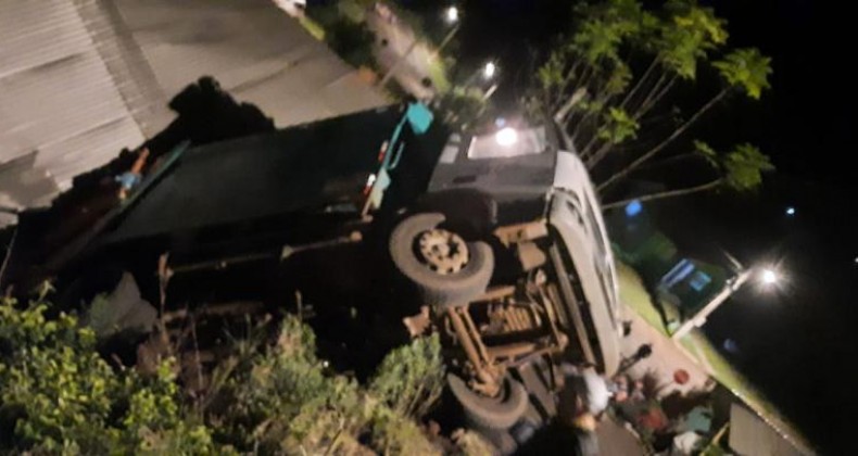 Caminhão de lixo cai em cima de barracão em Sul Brasil