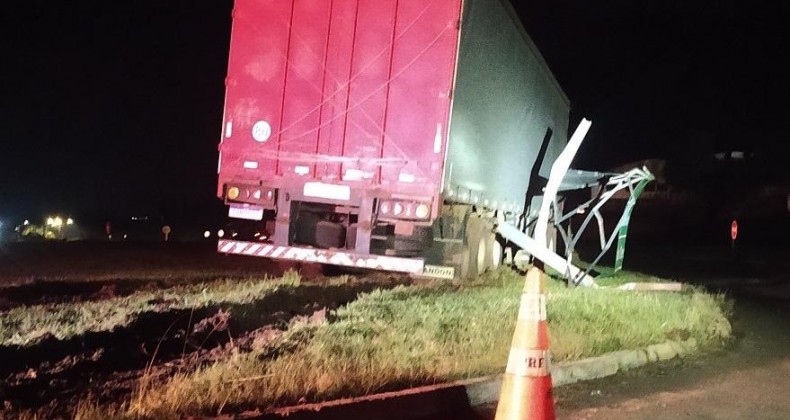 CAMINHONEIRO USA ÓCULOS NOVO E SOFRE ACIDENTE NA BR-282