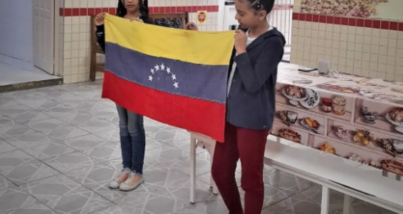 Escola de SC passa a cantar hino da Venezuela para valorizar imigrantes
