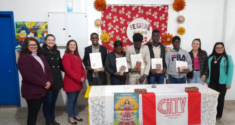 Imigrantes tem formatura em curso de Português em Nova Erechim