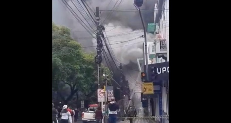 Incêndio em prédio no centro de Erechim deixa cidade em meio à fumaça