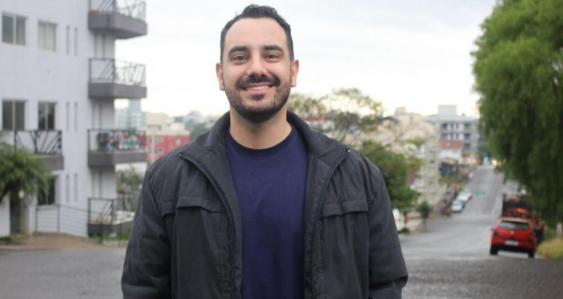 INDIGNADO COM MESMOS NOMES NA POLÍTICA, PROFESSOR MIRA ELEIÇÕES