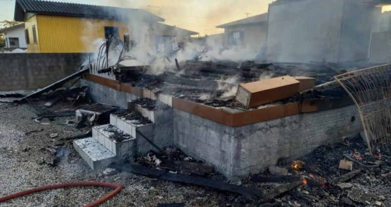 Menino de seis anos morre após casa pegar fogo