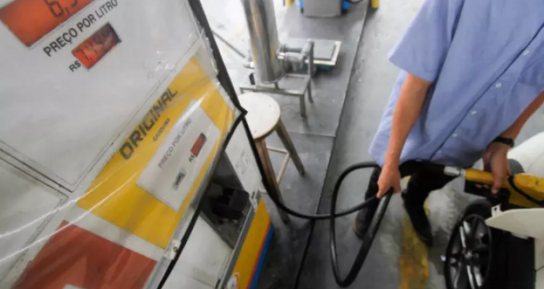 Preço da gasolina comum chega a R$ 7,57 em SC, diz ANP