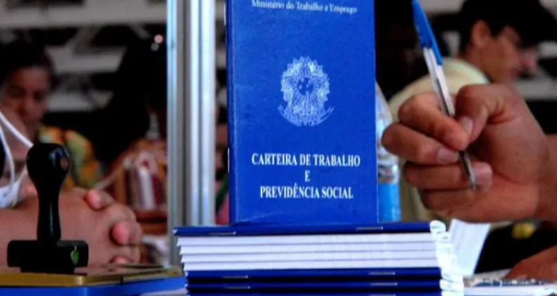 SC gera 7.416 novas vagas em maio, com liderança dos serviços