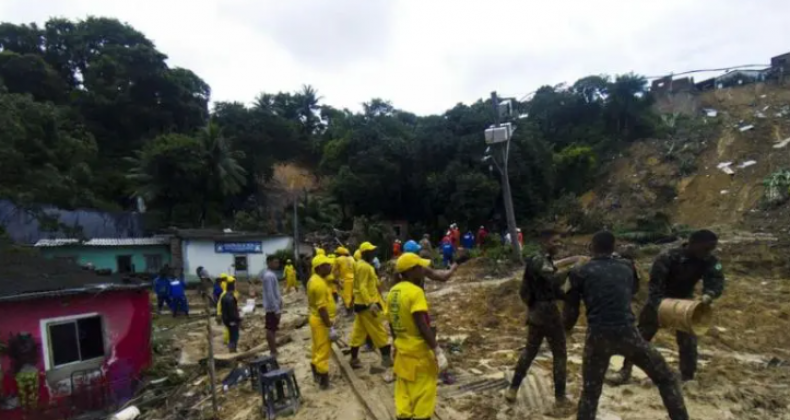 Sobe para 120 o número de mortos após chuvas em Pernambuco