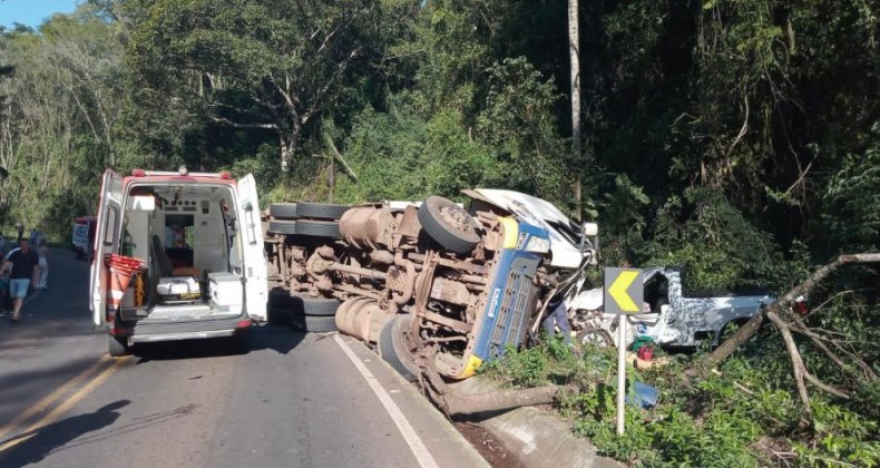 CAMINHONEIRO TOMBA SOBRE VEÍCULOS E PERDE A VIDA NO OESTE DE SC
