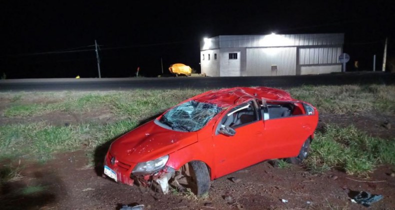 CONDUTOR FICA FERIDO APÓS CAPOTAR CARRO NA BR-282, EM PINHALZINHO