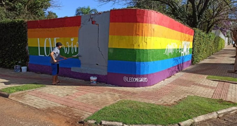 EM PINHALZINHO, MURO COLORIDO É REPINTADO COM COR ESCURA