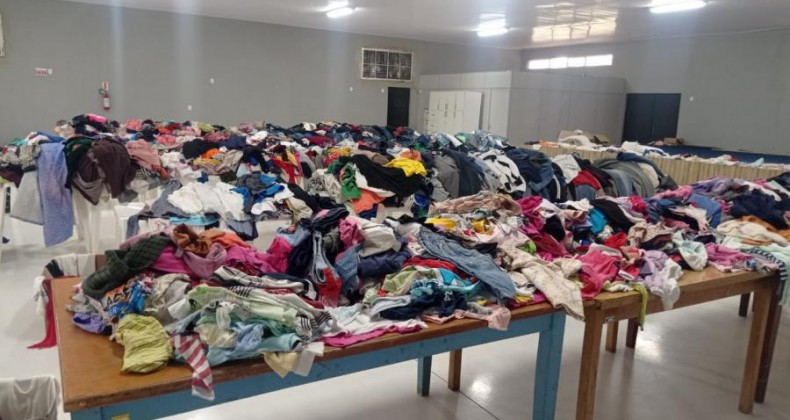Feira de Roupas Usadas distribuiu mais de 2 mil peças neste mês