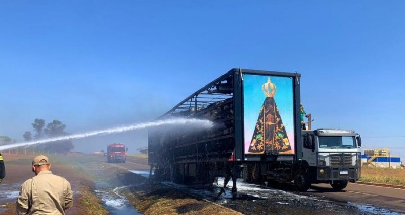 IMAGEM DE 'NOSSA SENHORA' FICA INTACTA APÓS FOGO DESTRUIR CARRETA