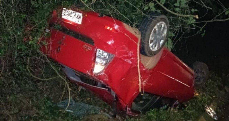 Veículo sai da pista e capota na Br 282 em Nova Erechim