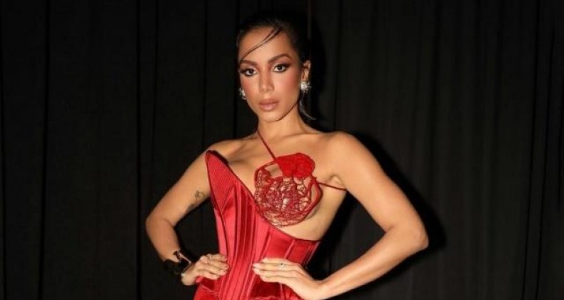 Anitta faz história e se torna a 1ª brasileira a levar um prêmio no VMA