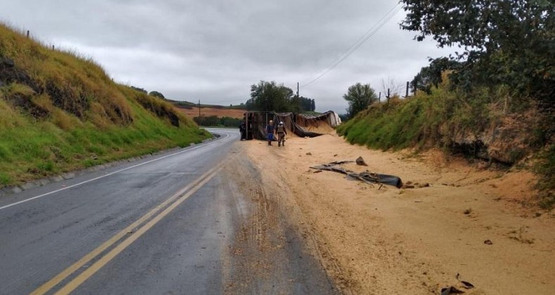 CARREGAMENTO DE SOJA SE ESPALHA POR VÁRIOS METROS DE RODOVIA