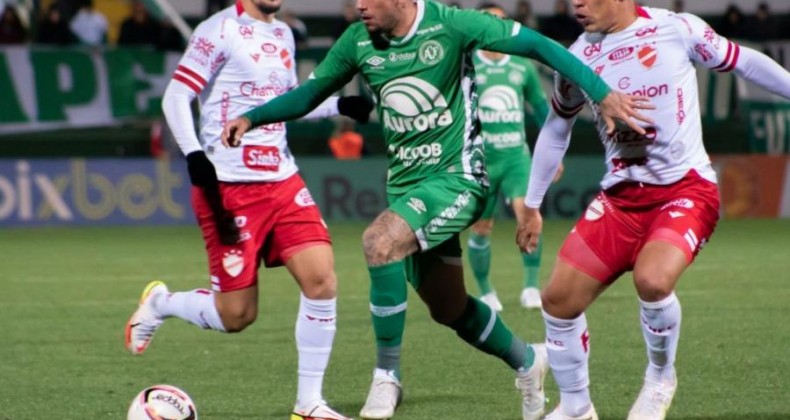 Chapecoense é superada pelo Vila Nova na Arena Condá
